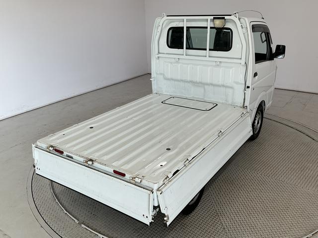 キャリイトラックKCエアコン・パワステ 4WD AT 3方開 荷台作業灯走行無制限1年保証 4WD 荷台作業灯 AT車 3方開 ゲートプロテクター ドアバイザー ヘッドライトレベライザー ラジオ シガーソケット マニュアルエアコン スペアタイヤ ラバーフロアマット(兵庫県)の中古車