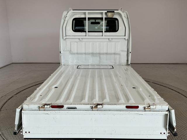キャリイトラックKCエアコン・パワステ 4WD AT 3方開 荷台作業灯走行無制限1年保証 4WD 荷台作業灯 AT車 3方開 ゲートプロテクター ドアバイザー ヘッドライトレベライザー ラジオ シガーソケット マニュアルエアコン スペアタイヤ ラバーフロアマット(兵庫県)の中古車