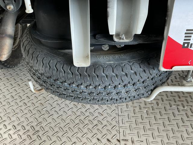 キャリイトラックKCエアコン・パワステ 4WD AT 3方開 荷台作業灯走行無制限1年保証 4WD 荷台作業灯 AT車 3方開 ゲートプロテクター ドアバイザー ヘッドライトレベライザー ラジオ シガーソケット マニュアルエアコン スペアタイヤ ラバーフロアマット(兵庫県)の中古車