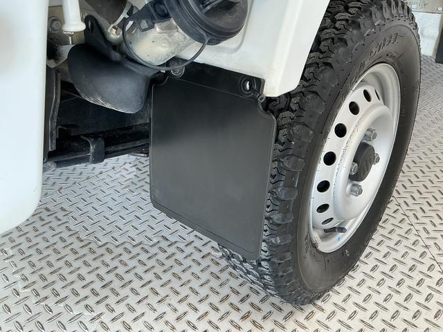 キャリイトラックKCエアコン・パワステ 4WD AT 3方開 荷台作業灯走行無制限1年保証 4WD 荷台作業灯 AT車 3方開 ゲートプロテクター ドアバイザー ヘッドライトレベライザー ラジオ シガーソケット マニュアルエアコン スペアタイヤ ラバーフロアマット(兵庫県)の中古車