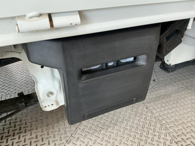キャリイトラックKCエアコン・パワステ 4WD AT 3方開 荷台作業灯走行無制限1年保証 4WD 荷台作業灯 AT車 3方開 ゲートプロテクター ドアバイザー ヘッドライトレベライザー ラジオ シガーソケット マニュアルエアコン スペアタイヤ ラバーフロアマット(兵庫県)の中古車