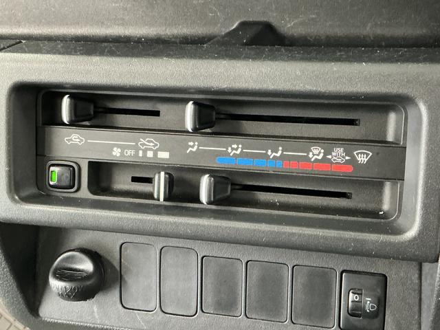 ハイゼットトラックスタンダード 5MT 3方開 ラジオ ラバーフロアマット走行無制限1年保証 MT車 3方開 ヘッドライトレベライザー ラジオ アクセサリーソケット スペアタイヤ バッテリーカバー ラバーフロアマット マッドガード パワーステアリング マニュアルエアコン(兵庫県)の中古車