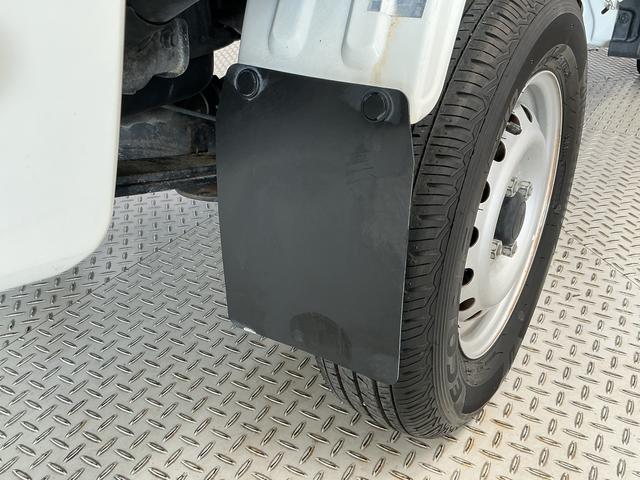 ハイゼットトラックスタンダード 5MT 3方開 ラジオ ラバーフロアマット走行無制限1年保証 MT車 3方開 ヘッドライトレベライザー ラジオ アクセサリーソケット スペアタイヤ バッテリーカバー ラバーフロアマット マッドガード パワーステアリング マニュアルエアコン(兵庫県)の中古車