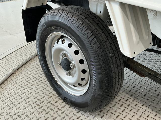 ハイゼットトラックスタンダード 5MT 3方開 ラジオ ラバーフロアマット走行無制限1年保証 MT車 3方開 ヘッドライトレベライザー ラジオ アクセサリーソケット スペアタイヤ バッテリーカバー ラバーフロアマット マッドガード パワーステアリング マニュアルエアコン(兵庫県)の中古車