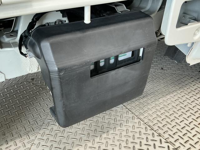 ハイゼットトラックスタンダード 5MT 3方開 ラジオ ラバーフロアマット走行無制限1年保証 MT車 3方開 ヘッドライトレベライザー ラジオ アクセサリーソケット スペアタイヤ バッテリーカバー ラバーフロアマット マッドガード パワーステアリング マニュアルエアコン(兵庫県)の中古車