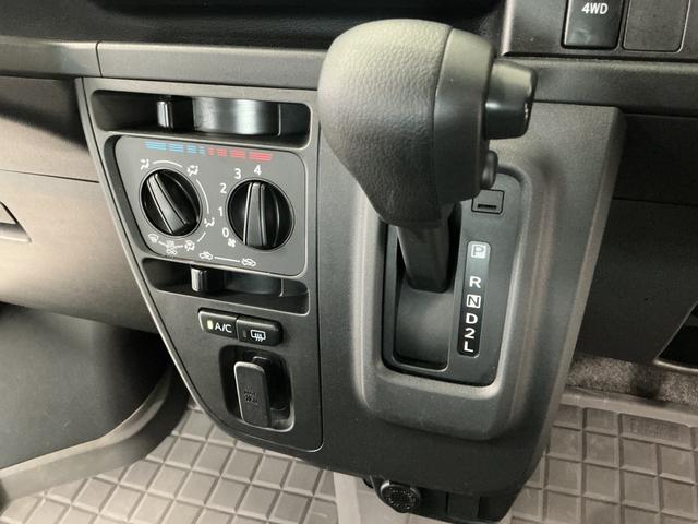 ハイゼットカーゴクルーズSAIII 4WD AT CD リアコーナーセンサー走行無制限1年保証 リアコーナーセンサー 4WD AT車 CDオーディオ オートハイビーム LEDヘッドライト アイドリングストップ 横滑り防止装置 キーレス ドアバイザー 12インチアルミホイール(兵庫県)の中古車