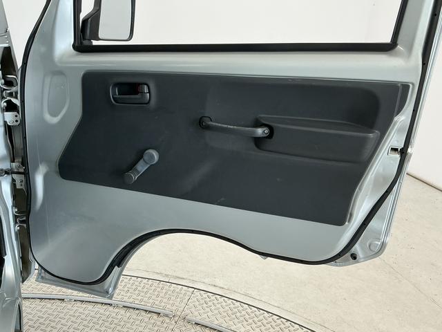 キャリイトラックＫＣエアコン・パワステ　４ＷＤ　５ＭＴ　禁煙　ナビ　３方開１年保証　４ＷＤ　禁煙車　バックカメラ　ＭＴ車　ナビ　ＤＶＤ　３方開　ゲートプロテクター　ドアバイザー　ヘッドライトレベライザー　マニュアルエアコン　スペアタイヤ　ラバーフロアマット（兵庫県）の中古車