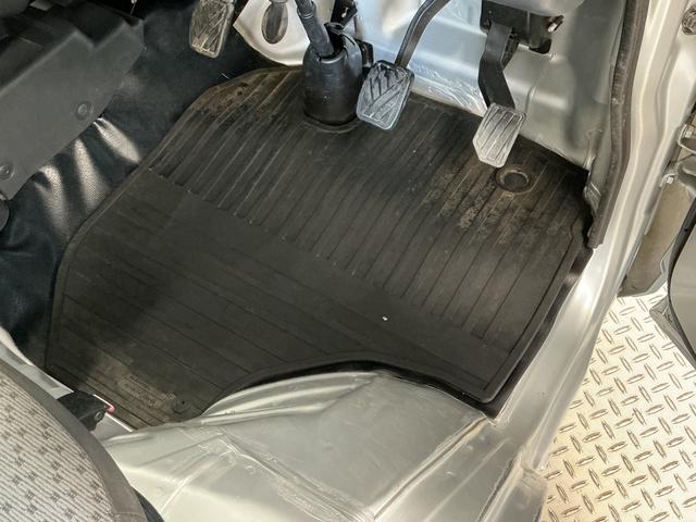 キャリイトラックＫＣエアコン・パワステ　４ＷＤ　５ＭＴ　禁煙　ナビ　３方開１年保証　４ＷＤ　禁煙車　バックカメラ　ＭＴ車　ナビ　ＤＶＤ　３方開　ゲートプロテクター　ドアバイザー　ヘッドライトレベライザー　マニュアルエアコン　スペアタイヤ　ラバーフロアマット（兵庫県）の中古車