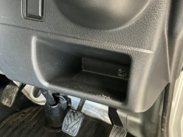 キャリイトラックＫＣエアコン・パワステ　４ＷＤ　５ＭＴ　禁煙　ナビ　３方開１年保証　４ＷＤ　禁煙車　バックカメラ　ＭＴ車　ナビ　ＤＶＤ　３方開　ゲートプロテクター　ドアバイザー　ヘッドライトレベライザー　マニュアルエアコン　スペアタイヤ　ラバーフロアマット（兵庫県）の中古車
