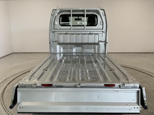 キャリイトラックＫＣエアコン・パワステ　４ＷＤ　５ＭＴ　禁煙　ナビ　３方開１年保証　４ＷＤ　禁煙車　バックカメラ　ＭＴ車　ナビ　ＤＶＤ　３方開　ゲートプロテクター　ドアバイザー　ヘッドライトレベライザー　マニュアルエアコン　スペアタイヤ　ラバーフロアマット（兵庫県）の中古車