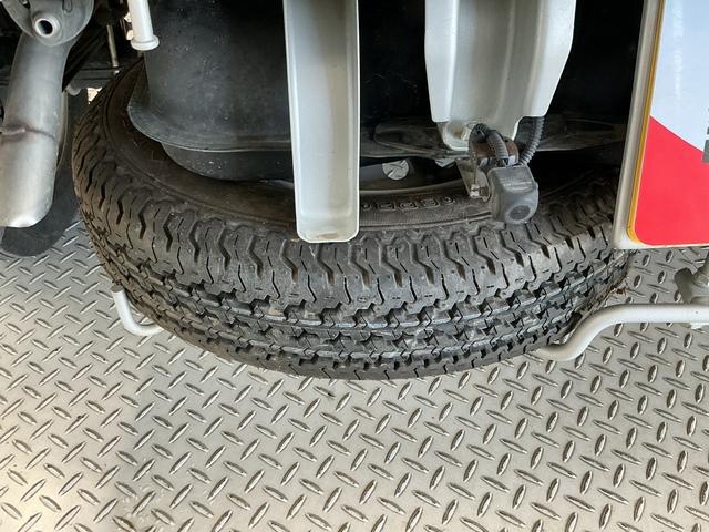 キャリイトラックＫＣエアコン・パワステ　４ＷＤ　５ＭＴ　禁煙　ナビ　３方開１年保証　４ＷＤ　禁煙車　バックカメラ　ＭＴ車　ナビ　ＤＶＤ　３方開　ゲートプロテクター　ドアバイザー　ヘッドライトレベライザー　マニュアルエアコン　スペアタイヤ　ラバーフロアマット（兵庫県）の中古車