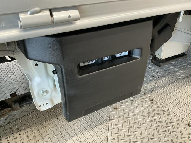 キャリイトラックＫＣエアコン・パワステ　４ＷＤ　５ＭＴ　禁煙　ナビ　３方開１年保証　４ＷＤ　禁煙車　バックカメラ　ＭＴ車　ナビ　ＤＶＤ　３方開　ゲートプロテクター　ドアバイザー　ヘッドライトレベライザー　マニュアルエアコン　スペアタイヤ　ラバーフロアマット（兵庫県）の中古車