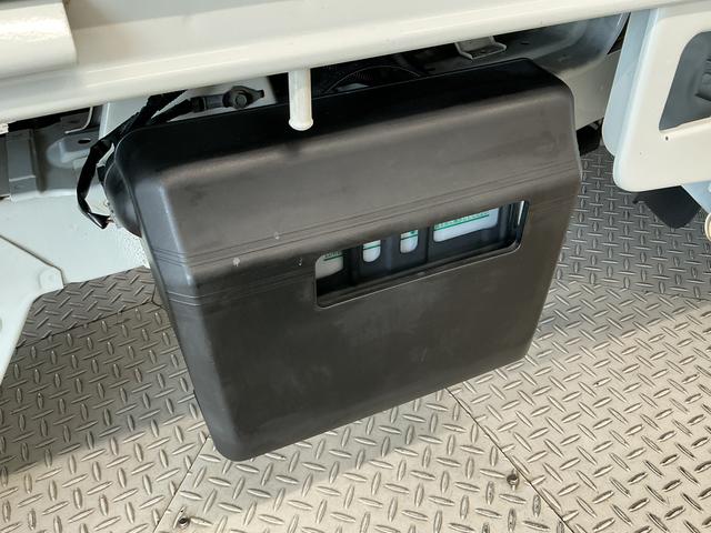 ハイゼットトラックスタンダード AT 3方開 ラジオ ドアバイザー エアコン走行無制限1年保証 AT車 ドアバイザー 3方開 ラジオ シガーソケット ヘッドライトレベライザー スペアタイヤ マニュアルエアコン ラバーフロアマット バッテリーカバー マッドガード(兵庫県)の中古車