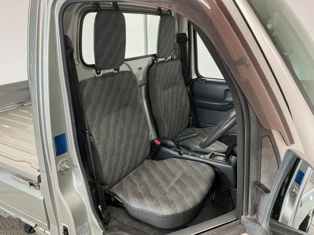 キャリイトラックＫＣエアコン・パワステ　ＡＴ　ＥＴＣ　ドアバイザー　ラジオ走行無制限１年保証　ＡＴ車　ドアバイザー　ＥＴＣ　３方開　リアゲートチェーン　ヘッドライトレベライザー　ラジオ　マニュアルエアコン　スペアタイヤ　ラバーフロアマット　パワーステアリング（兵庫県）の中古車