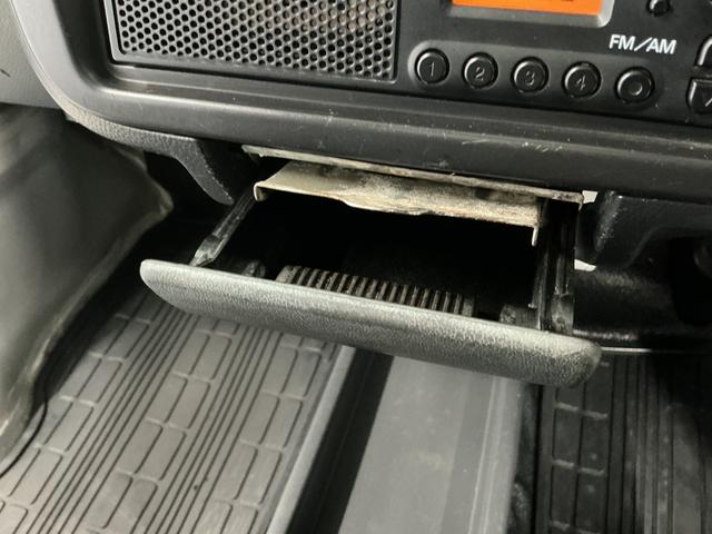 キャリイトラックＫＣエアコン・パワステ　ＡＴ　ＥＴＣ　ドアバイザー　ラジオ走行無制限１年保証　ＡＴ車　ドアバイザー　ＥＴＣ　３方開　リアゲートチェーン　ヘッドライトレベライザー　ラジオ　マニュアルエアコン　スペアタイヤ　ラバーフロアマット　パワーステアリング（兵庫県）の中古車