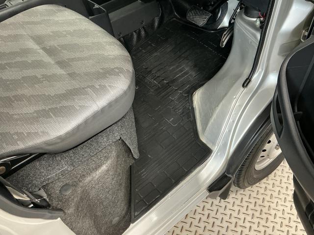 キャリイトラックＫＣエアコン・パワステ　ＡＴ　ＥＴＣ　ドアバイザー　ラジオ走行無制限１年保証　ＡＴ車　ドアバイザー　ＥＴＣ　３方開　リアゲートチェーン　ヘッドライトレベライザー　ラジオ　マニュアルエアコン　スペアタイヤ　ラバーフロアマット　パワーステアリング（兵庫県）の中古車