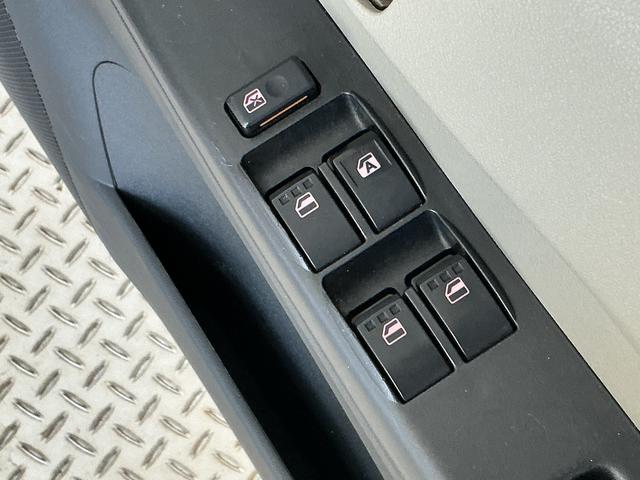 ミラXスペシャル 4WD MT CDオーディオ ETC キーレス4WD 5MT車 1年保証 CDオーディオ ETC リアコーナーセンサー コーナーポール キーレスエントリー ドアバイザー ヘッドライトレベライザー マニュアルエアコン アクセサリーソケット(兵庫県)の中古車