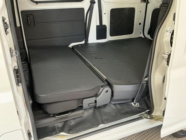 ハイゼットカーゴＤＸ　ＣＶＴ　ＥＴＣ　前後コーナーセンサー　キーレス　ラジオＣＶＴ車　１年保証　ＥＴＣ　前後コーナーセンサー　ラジオ　キーレスエントリー　オートハイビーム　アイドリングストップ　横滑り防止装置　オートライト　両側スライドドア　オーバーヘッドシェルフ（兵庫県）の中古車