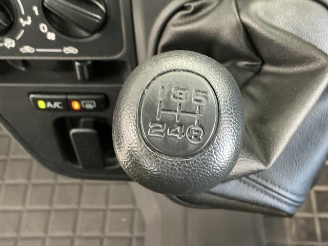 ハイゼットカーゴクルーズ 4WD 5MT 禁煙 ワンオーナー CDオーディオ4WD MT車 走行無制限1年保証 禁煙車 ワンオーナー CDオーディオ 両側スライドドア USB接続 キーレスエントリー アイドリングストップ ドアバイザー 電動格納ミラー オーバーヘッドシェルフ(兵庫県)の中古車
