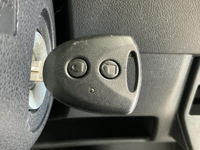 ハイゼットカーゴクルーズ 4WD 5MT 禁煙 ワンオーナー CDオーディオ4WD MT車 走行無制限1年保証 禁煙車 ワンオーナー CDオーディオ 両側スライドドア USB接続 キーレスエントリー アイドリングストップ ドアバイザー 電動格納ミラー オーバーヘッドシェルフ(兵庫県)の中古車