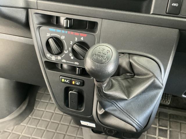ハイゼットカーゴクルーズ 4WD 5MT 禁煙 ワンオーナー CDオーディオ4WD MT車 走行無制限1年保証 禁煙車 ワンオーナー CDオーディオ 両側スライドドア USB接続 キーレスエントリー アイドリングストップ ドアバイザー 電動格納ミラー オーバーヘッドシェルフ(兵庫県)の中古車