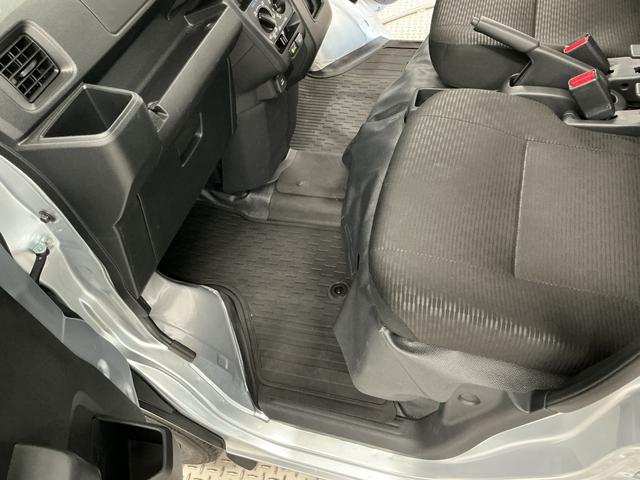 ハイゼットカーゴDX 3モード4WD CVT 前後コーナーセンサー キーレス3モード電子制御式4WD CVT車 1年保証 前後コーナーセンサー ラジオ キーレスエントリー オートハイビーム アイドリングストップ 横滑り防止装置 ヘッドライトレベライザー 両側スライドドア(兵庫県)の中古車