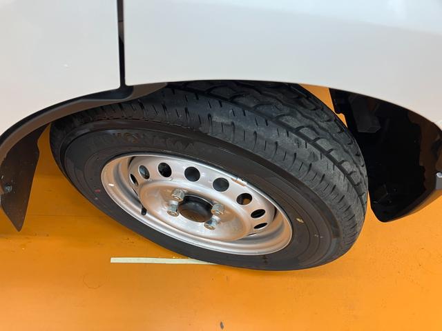 ハイゼットカーゴDXサポカーSワイド適合 ラジオ エアコン アクセサリーソケット コーナーセンサー アイドリングストップ 光軸調整ダイヤル 横滑り防止機能 誤発進抑制機能 パワーウインドウ キーレス(神奈川県)の中古車