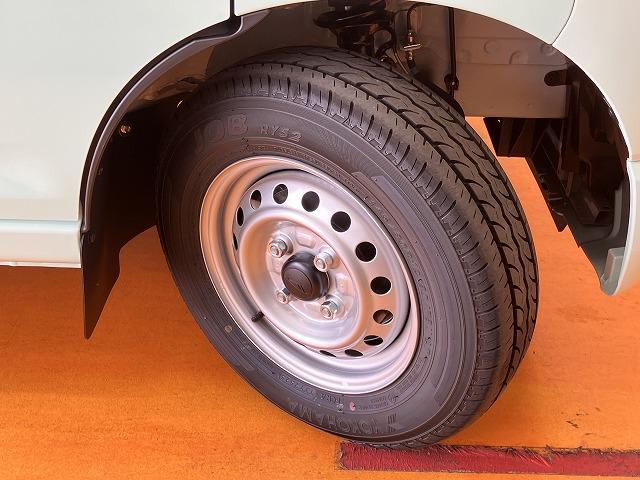 ハイゼットカーゴＤＸサポカーＳワイド適合　ラジオ　エアコン　アクセサリーソケット　コーナーセンサー　アイドリングストップ　光軸調整ダイヤル　横滑り防止機能　誤発進抑制機能　パワーウインドウ　キーレス（神奈川県）の中古車