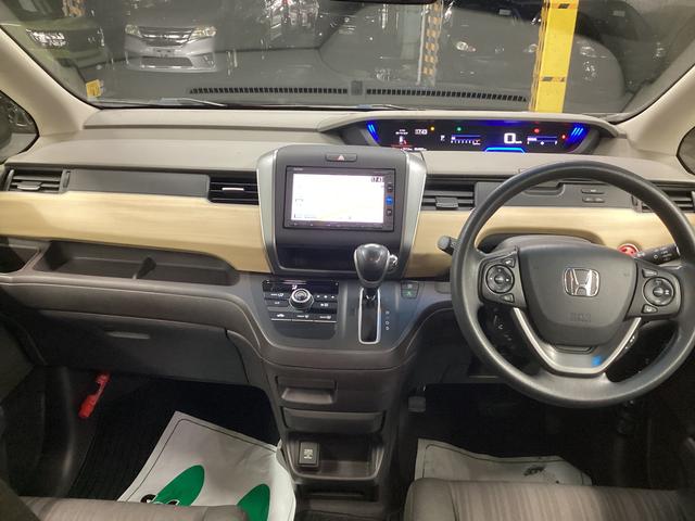 フリードＧ・ホンダセンシング衝突被害軽減ブレーキ　横滑り防止装置　アイドリングストップ　ステアリングスイッチ　オートライト　キーフリーシステム　オートエアコン　ナビ　バックカメラ　ＥＴＣ　マット　バイザー（岐阜県）の中古車