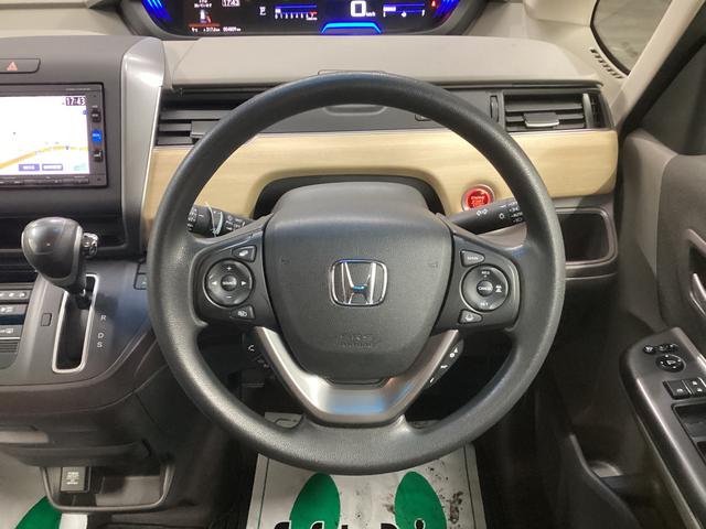 フリードＧ・ホンダセンシング衝突被害軽減ブレーキ　横滑り防止装置　アイドリングストップ　ステアリングスイッチ　オートライト　キーフリーシステム　オートエアコン　ナビ　バックカメラ　ＥＴＣ　マット　バイザー（岐阜県）の中古車