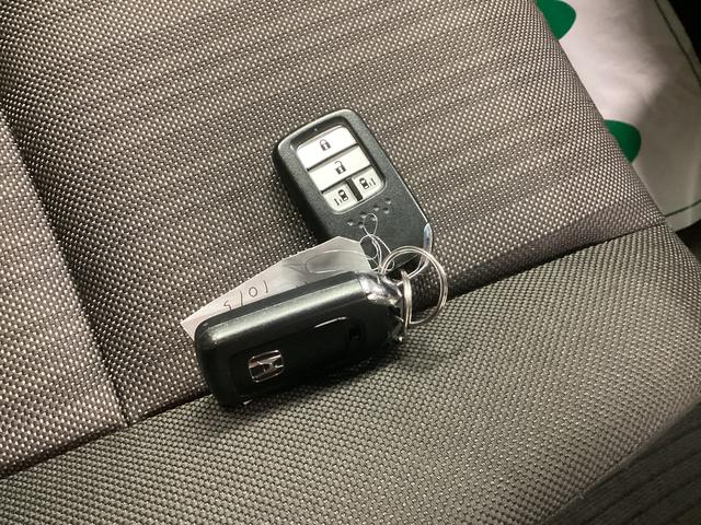 フリードＧ・ホンダセンシング衝突被害軽減ブレーキ　横滑り防止装置　アイドリングストップ　ステアリングスイッチ　オートライト　キーフリーシステム　オートエアコン　ナビ　バックカメラ　ＥＴＣ　マット　バイザー（岐阜県）の中古車