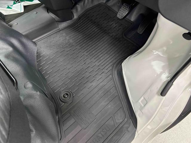 ハイゼットカーゴＤＸ衝突被害軽減ブレーキ　横滑り防止装置　４ＷＤ　ＣＶＴ　エアコン　パワステ　ラジオ　オートハイビーム　アイドリングストップ　オートライト　キーレス　マット（岐阜県）の中古車