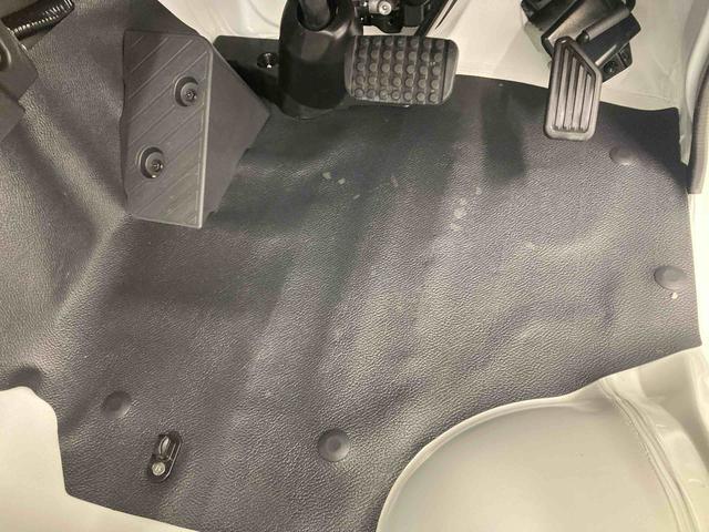 ハイゼットトラックスタンダード衝突被害軽減ブレーキ　横滑り防止装置　オートマチックハイビーム　アイドリングストップ　エアコン　エアバッグ　手動式ウィンドウ　パートタイム４ＷＤ　ＣＶＴ　純正オーディオ　オートライト　５２２キロ（岐阜県）の中古車