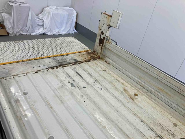 ハイゼットトラックスイチョクテールリフトエアコン　エアバッグ　手動式ウィンドウ　パートタイム４ＷＤ　ＡＴ　バイザー　マット　オーディオ　スペアタイヤ　マニュアルレベリング　走行距離３７，６２２キロ　サンバイザー（岐阜県）の中古車