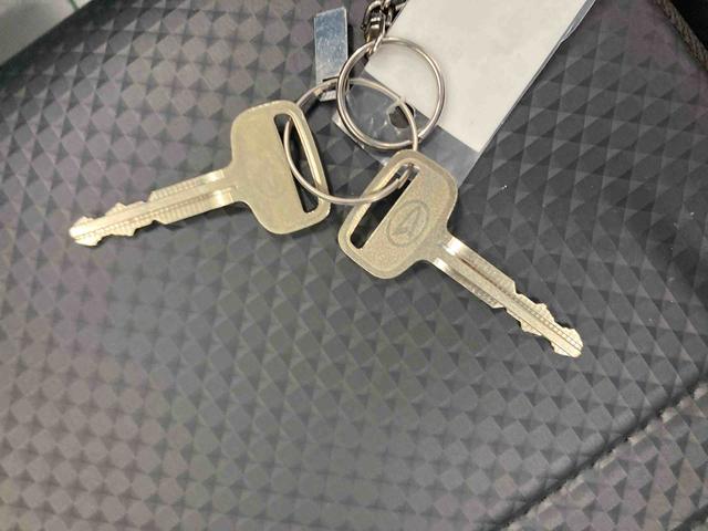 ハイゼットトラックスタンダード衝突被害軽減ブレーキ 横滑り防止装置 オートマチックハイビーム アイドリングストップ エアコン エアバッグ 手動式ウィンドウ バイザー マット オーディオ パートタイム4WD MT スペアタイヤ(岐阜県)の中古車