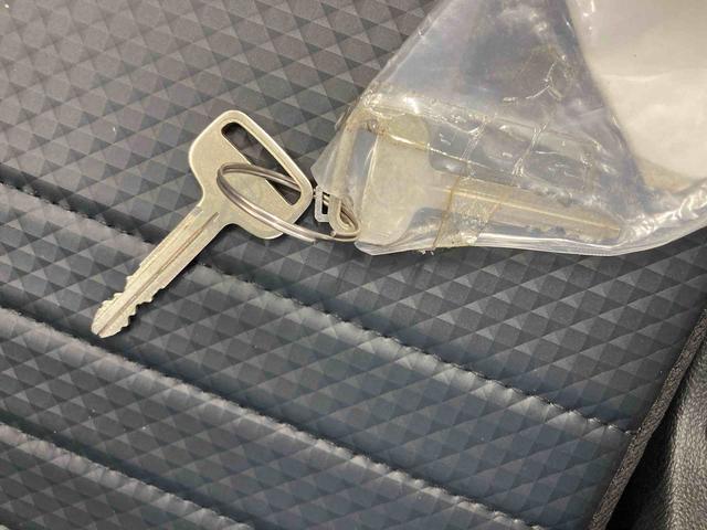 ハイゼットトラックスタンダード衝突被害軽減ブレーキ　横滑り防止装置　オートマチックハイビーム　アイドリングストップ　オートライト　エアコン　エアバッグ　手動式ウィンドウ　バイザー　マット　パートタイム４ＷＤ　ＣＶＴ　スペアタイヤ（岐阜県）の中古車