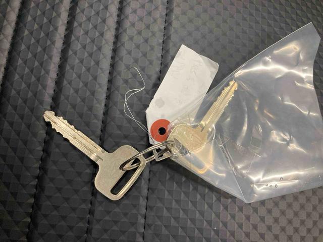 ハイゼットトラックスタンダード衝突被害軽減ブレーキ 横滑り防止装置 オートマチックハイビーム アイドリングストップ バイザー マット エアコン エアバッグ 手動式ウィンドウ パートタイム4WD CVT スペアタイヤ オーディオ(岐阜県)の中古車
