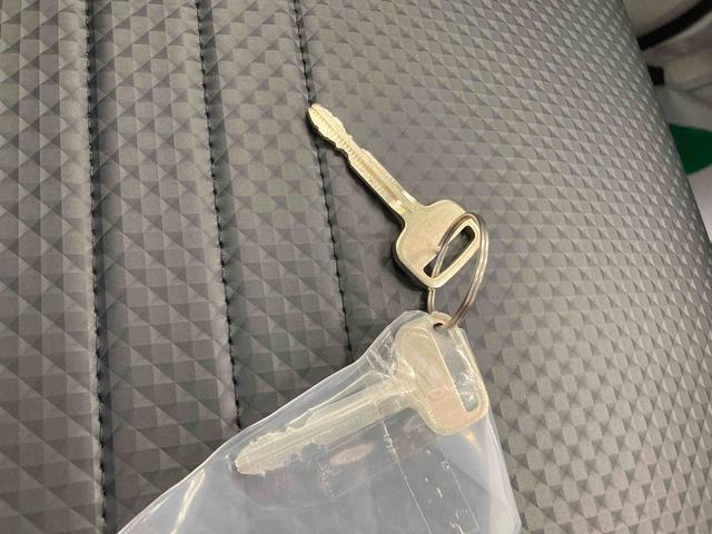ハイゼットトラックスタンダード衝突被害軽減ブレーキ 横滑り防止装置 オートマチックハイビーム アイドリングストップ エアコン エアバッグ 手動式ウィンドウ オートライト パートタイム4WD CVT ABS オーディオ スペアタイヤ(岐阜県)の中古車