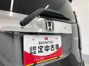 キーフリーシステム　オートエアコン　純正アルミホイール　バイザー　マット　バックカメラ　エアバッグ　ステアリングスイッチ　革巻きハンドル　シートヒーター　ベンチシート　電動格納式ドアミラー　ＥＴＣ（岐阜県）の中古車