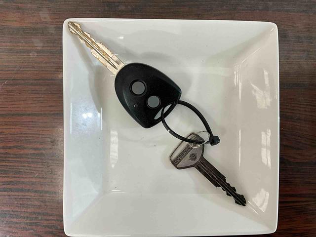 ムーヴＬ　２ＷＤ　ＣＶＴＣＤチューナー　オートエアコン　キーレスリモコン　アイドリングストップ　カーペットマット　ホイールキャップ　電動格納式ドアミラー　バイザー　パワステ　パワーウインド　運転席・助手席エアバッグ　ＡＢＳ（京都府）の中古車