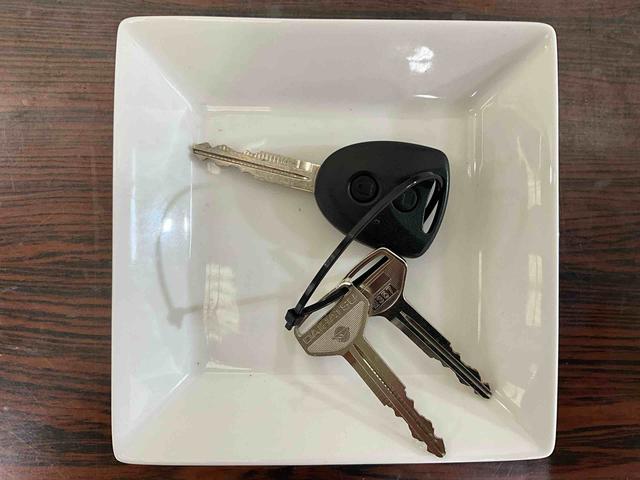 ハイゼットカーゴクルーズＳＡIII　５ＭＴ　４ＷＤ　ＬＥＤヘッドランプオーディオレス　デュアルエアバッグ　ＡＢＳ　安全ボディ　ＬＥＤヘッドランプ　キーレスエントリー　オートマチックハイビーム　両側スライドドア　フロントパワーウィンドウ　バイザー　マット（京都府）の中古車