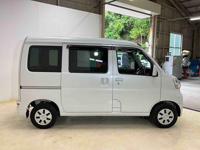 ハイゼットカーゴクルーズＳＡIII　５ＭＴ　４ＷＤ　ＬＥＤヘッドランプオーディオレス　デュアルエアバッグ　ＡＢＳ　安全ボディ　ＬＥＤヘッドランプ　キーレスエントリー　オートマチックハイビーム　両側スライドドア　フロントパワーウィンドウ　バイザー　マット（京都府）の中古車