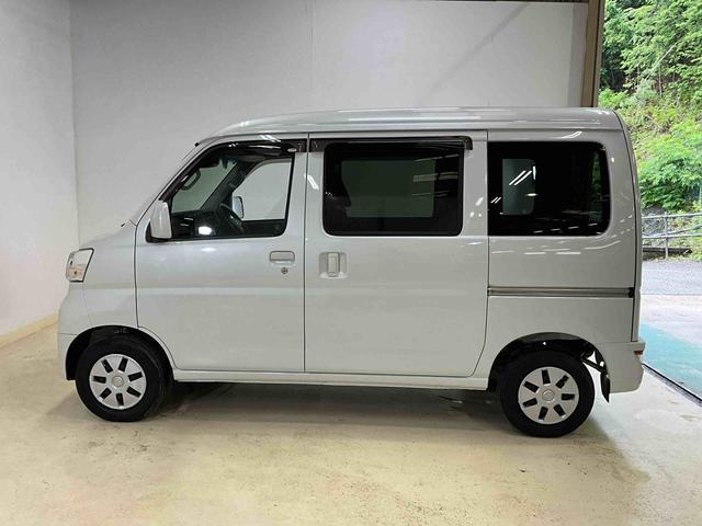 ハイゼットカーゴクルーズＳＡIII　５ＭＴ　４ＷＤ　ＬＥＤヘッドランプオーディオレス　デュアルエアバッグ　ＡＢＳ　安全ボディ　ＬＥＤヘッドランプ　キーレスエントリー　オートマチックハイビーム　両側スライドドア　フロントパワーウィンドウ　バイザー　マット（京都府）の中古車