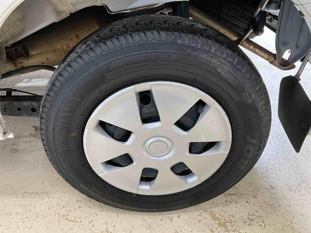 ハイゼットカーゴクルーズＳＡIII　５ＭＴ　４ＷＤ　ＬＥＤヘッドランプオーディオレス　デュアルエアバッグ　ＡＢＳ　安全ボディ　ＬＥＤヘッドランプ　キーレスエントリー　オートマチックハイビーム　両側スライドドア　フロントパワーウィンドウ　バイザー　マット（京都府）の中古車