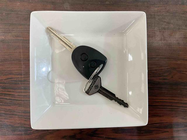ハイゼットカーゴデラックス　ナビ　バックカメラ　ＥＴＣ　ドライブレコーダーナビ　バックカメラ　ＥＴＣ　ドライブレコーダー　５速マニュアル（ミッション）　キーレスエントリー　アイドリングストップ　フルセグチューナー　ブルートゥース対応　オートライト　両側リヤスライドドア（京都府）の中古車