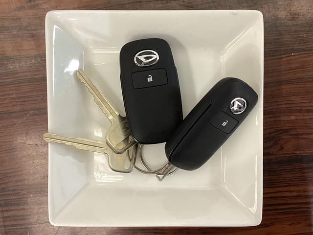 ハイゼットトラックスタンダード　届出済み未使用車　４ＷＤ　ＣＶＴ　エアコン切替式４ＷＤ　ＣＶＴ　３方開　ヘッドライトレべライザー　オートライト　オートマチックハイビーム　アクセサリーソケット　スマートアシスト　電動格納ミラー　マニュアルエアコン　パワステ　バッテリーカバー（京都府）の中古車