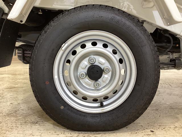 ハイゼットトラックスタンダード　届出済み未使用車　４ＷＤ　ＣＶＴ　エアコン切替式４ＷＤ　ＣＶＴ　３方開　ヘッドライトレべライザー　オートライト　オートマチックハイビーム　アクセサリーソケット　スマートアシスト　電動格納ミラー　マニュアルエアコン　パワステ　バッテリーカバー（京都府）の中古車