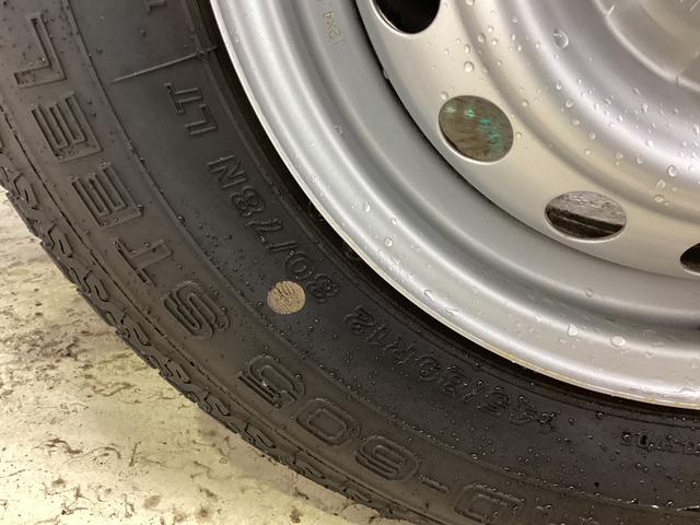 ハイゼットトラックスタンダード　届出済み未使用車　４ＷＤ　ＣＶＴ　エアコン切替式４ＷＤ　ＣＶＴ　３方開　ヘッドライトレべライザー　オートライト　オートマチックハイビーム　アクセサリーソケット　スマートアシスト　電動格納ミラー　マニュアルエアコン　パワステ　バッテリーカバー（京都府）の中古車