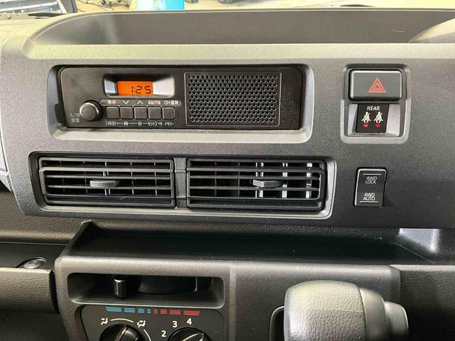 ハイゼットカーゴＤＸ　４ＷＤ　ＣＶＴ　スマアシ　コーナーセンサーホワイト　４ＷＤ　ＣＶＴ　ＡＭＦＭラジオ　スマートアシスト　コーナーセンサー　オートライト　アイドリングストップ　キーレスエントリーキー　集中ドアロック　リヤヒーターファン（京都府）の中古車