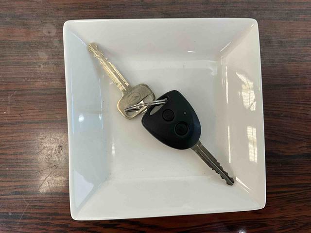 ハイゼットカーゴＤＸ　４ＷＤ　ＣＶＴ　スマアシ　コーナーセンサーホワイト　４ＷＤ　ＣＶＴ　ＡＭＦＭラジオ　スマートアシスト　コーナーセンサー　オートライト　アイドリングストップ　キーレスエントリーキー　集中ドアロック　リヤヒーターファン（京都府）の中古車